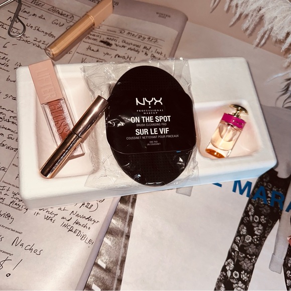 NYX On The Spot Brush Cleaner - Picture 2 of 2